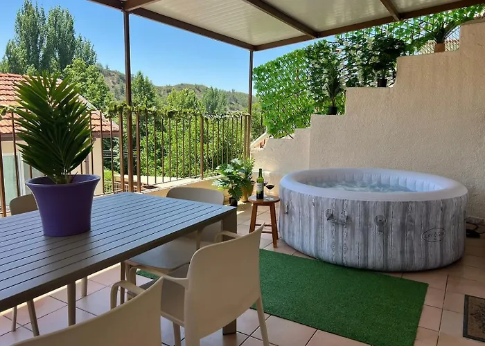 Prázdninový dům Hubstay Hillside With Private Jacuzzi