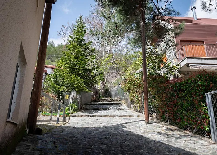 Prázdninový dům Hubstay Hillside With Private Jacuzzi